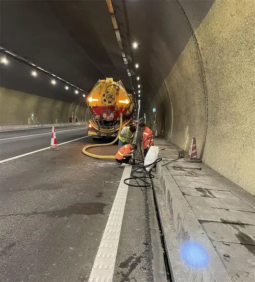 宁武隧道排水渠清淤